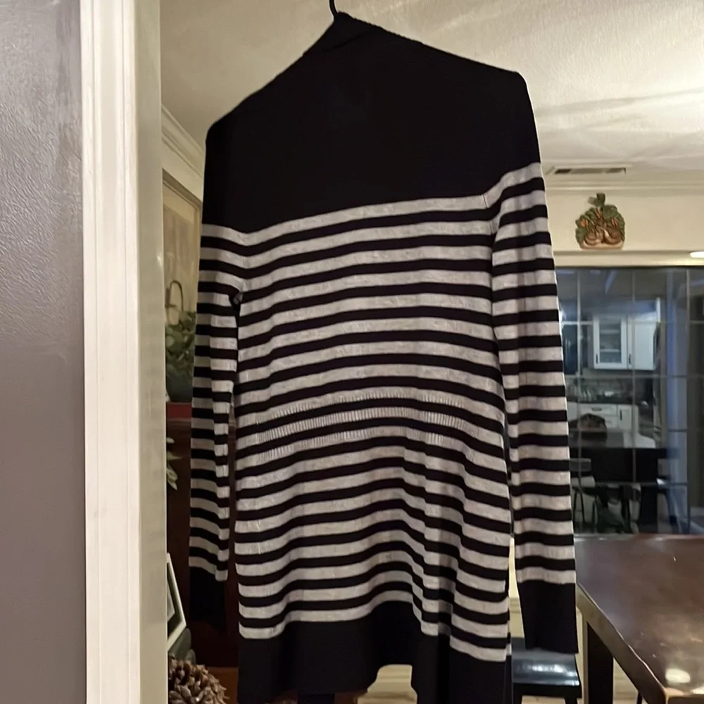 White House/Black Market Sweater in Black and Gray - Picture 3 of 6